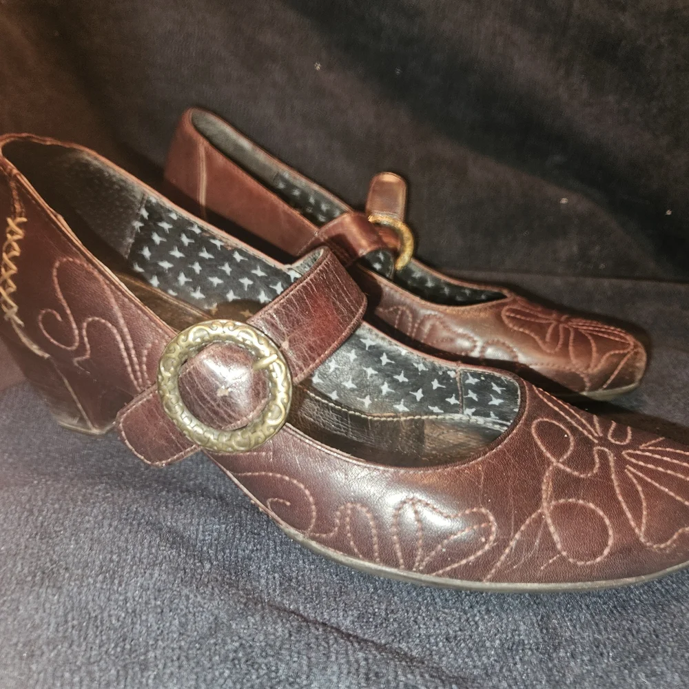 PIKOLINOS Size 7 Brown Low Heels with Gold Buckle - Picture 1 of 13